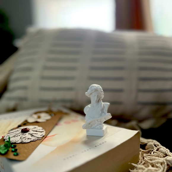BUNDLE: 📚 Book . Mini Greek Bust Statue + Handmade bookmark - Picture 11 of 12